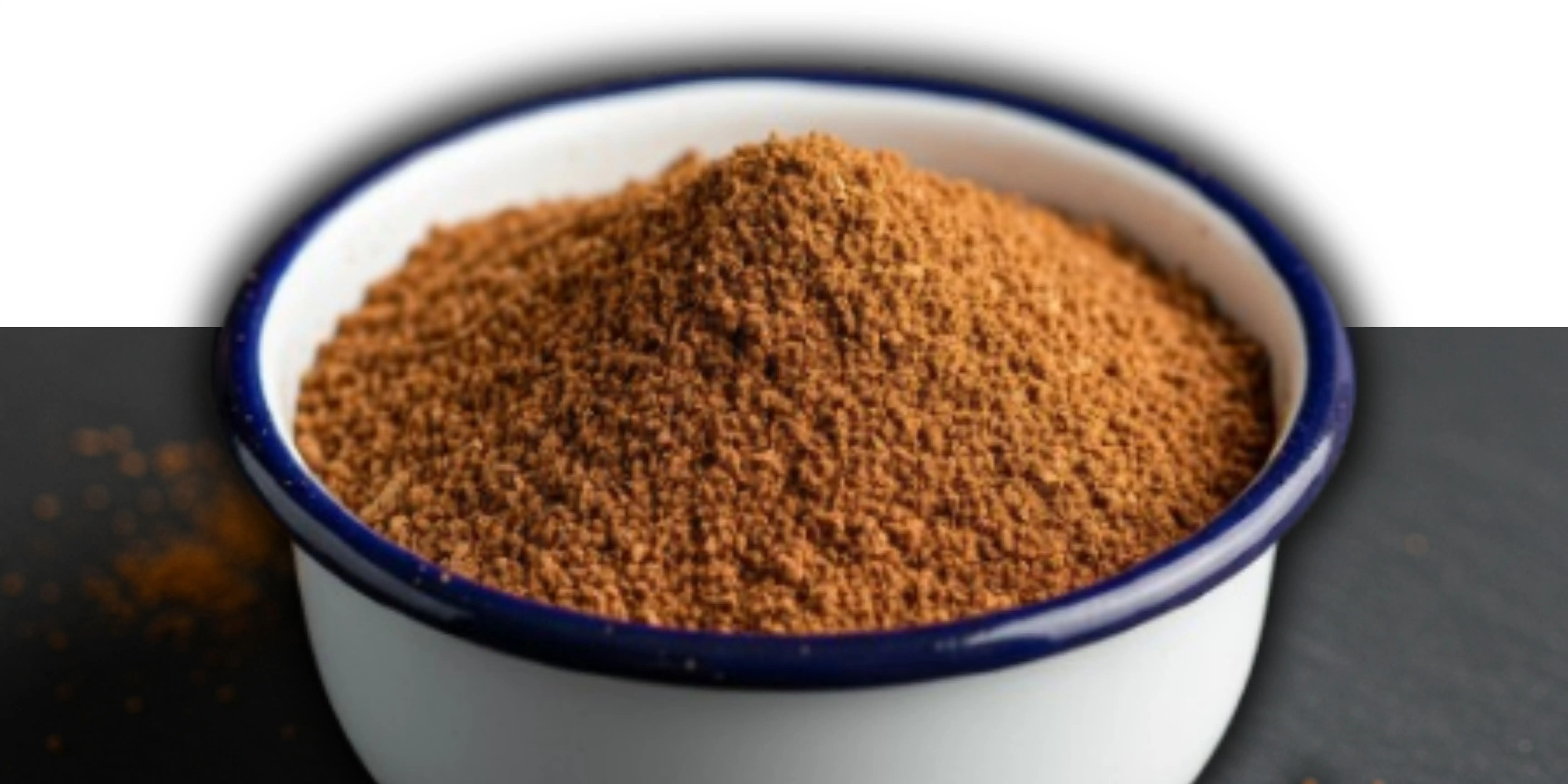 پودر قهوه کرمانی اصیل در کاسه سنتی لعابی، ترکیب قهوه و ادویه‌های گرم ایرانی